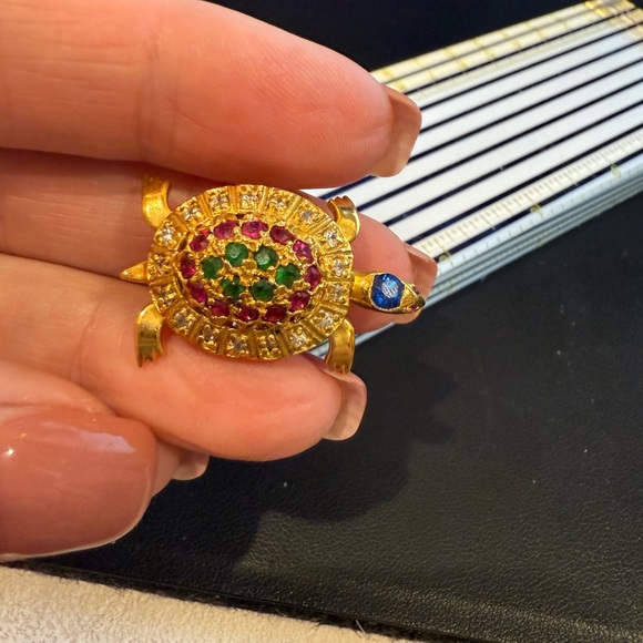 Turtle brooch in shiny gold with vibrant stones - Picture 2 of 7